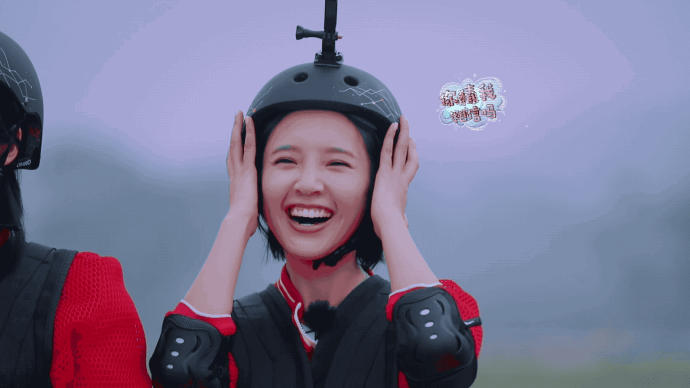 是白T恤+百褶裙夏日清新套餐!麻将胡了唐艺昕现身机场又双叒叕(图2) 是白T恤+百褶裙夏日清新套餐!麻将胡了唐艺昕现身机场又双叒叕(图2)