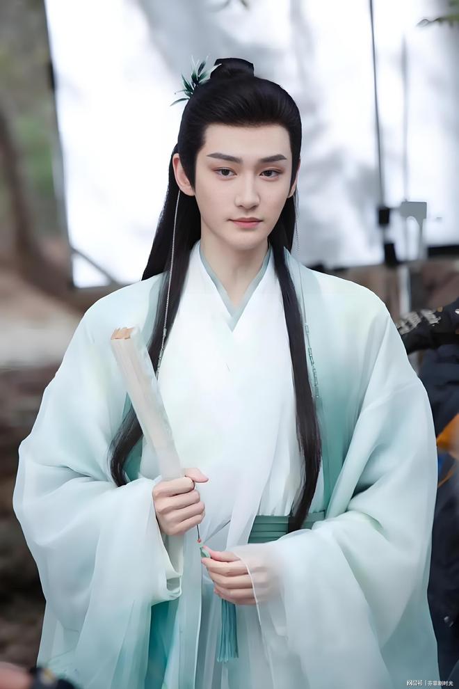 无闻如今和谭松韵搭戏《逍遥》火了麻将胡了长相帅气在郭敬明旗下默默(图1)